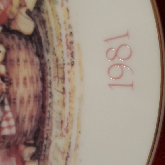 Holly Hobbie 'A Mother's Gift' decorative plate 1981 Limited Edition - Picture 6 of 8